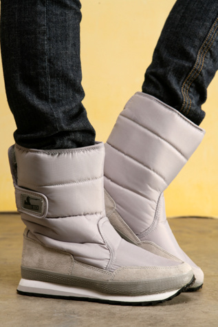 
			Free People Clothing Boutique > Snowjoggers
		 :  moon boots snow boots 80s white