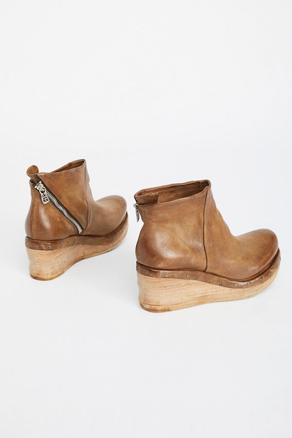 below sunset clog boot