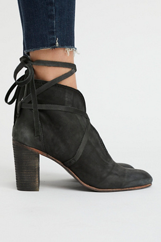 秋冬コーデに取り入れるショートブーツの着こなし 海外スナップを参考に Coordinate Graph