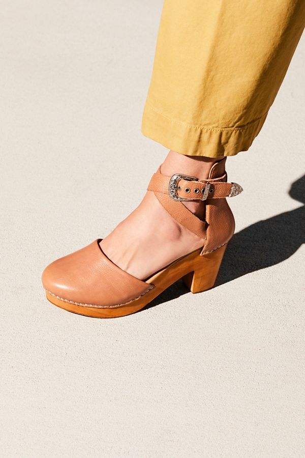 Slide View 1: Andorra Clog