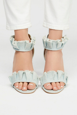 LOVE these ruffled denim heels
