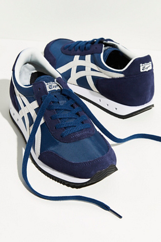 スニーカーで歩き回る快適さ 幅狭い足にあう New Balance Veja Coordinate Graph